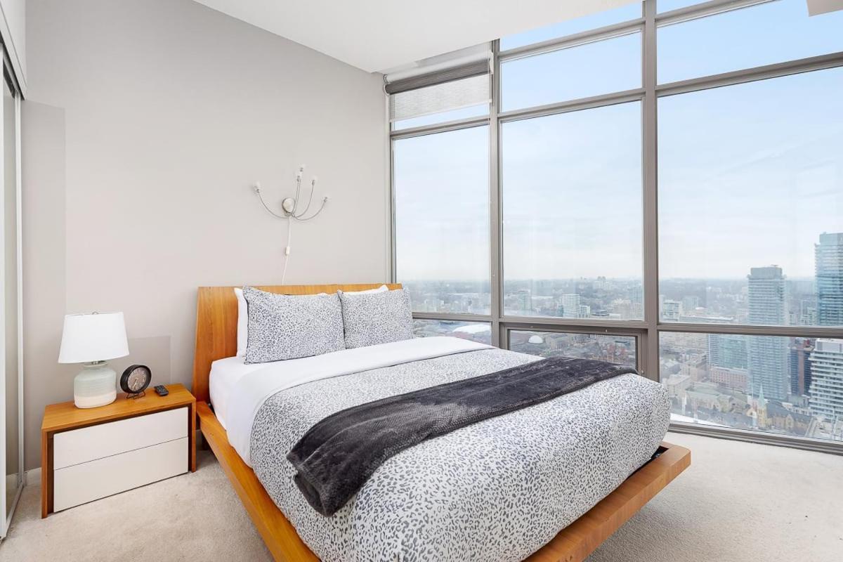 Penthouse Overlooking Dt Free Parking Toronto