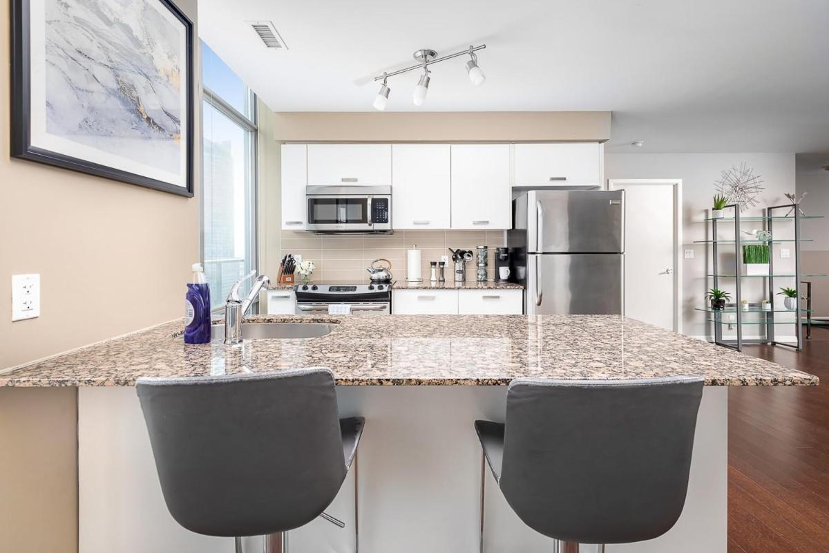 Penthouse Overlooking Dt Free Parking *