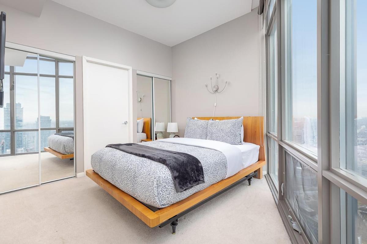 Penthouse Overlooking Dt Free Parking * Toronto