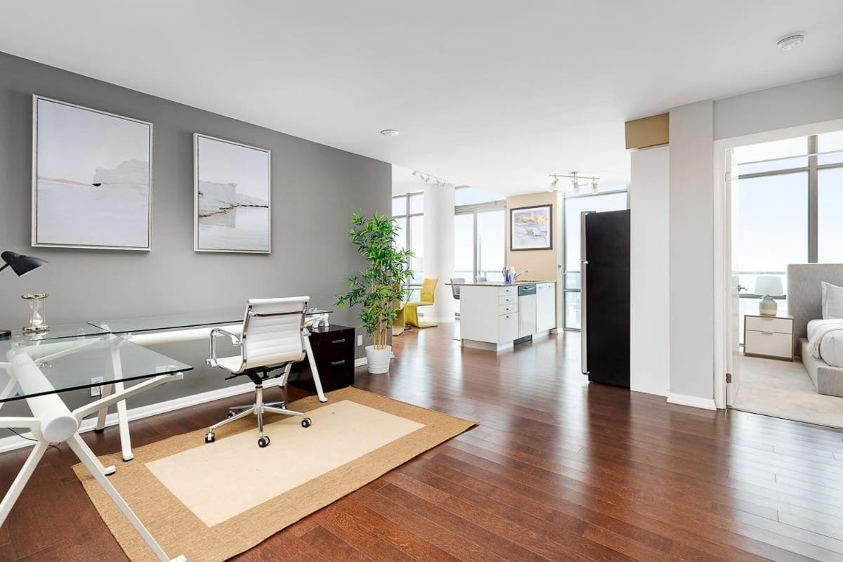 Penthouse Overlooking Dt Free Parking Apartment Toronto